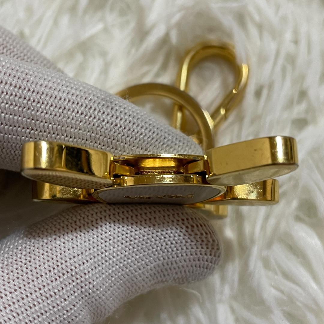 プラダ　ロゴ入り　ベア チャーム　クマ キーホルダー　ホワイト × ゴールド