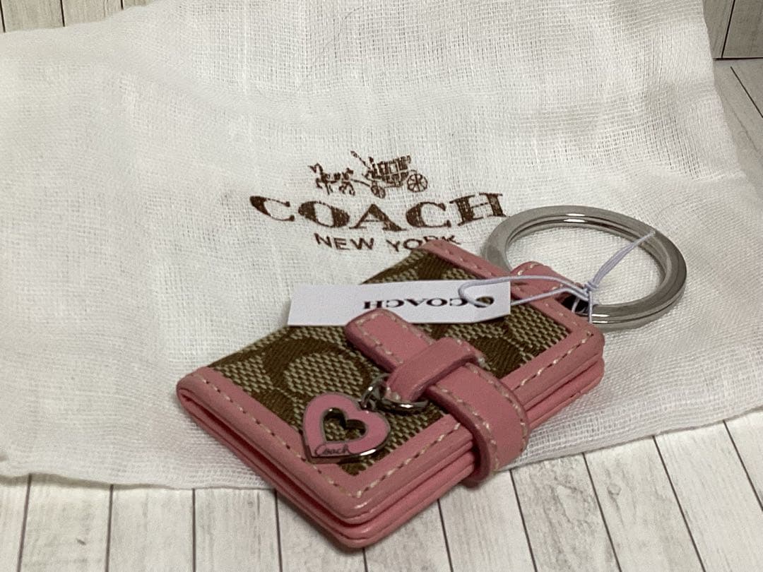 タグ保存袋付き未使用コーチCOACH キーホルダーピンクハート型本物写真入手帳型