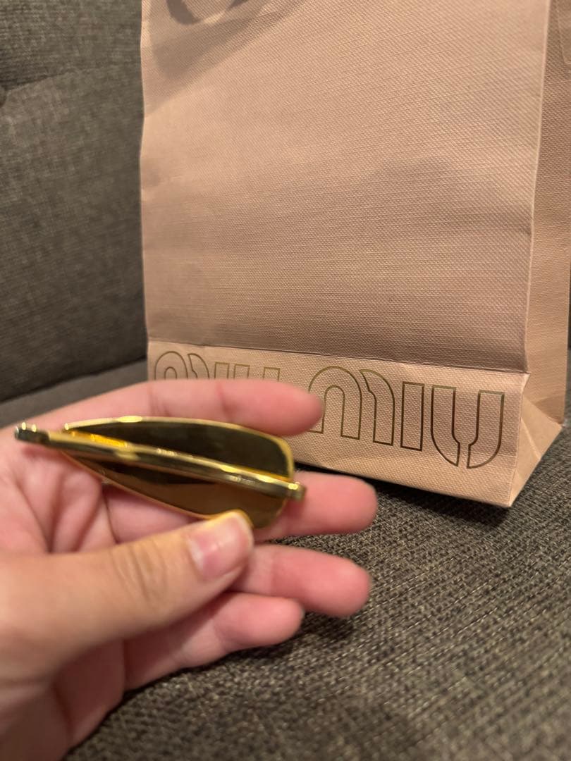 MIU MIU ヘアピン ホワイト ゴールド エナメル　ギフトボックス付き