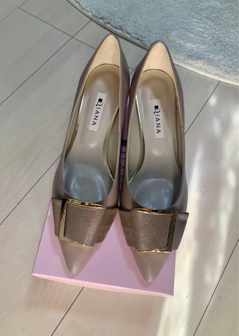 DIANA バックルつきミドルヒールパンプス