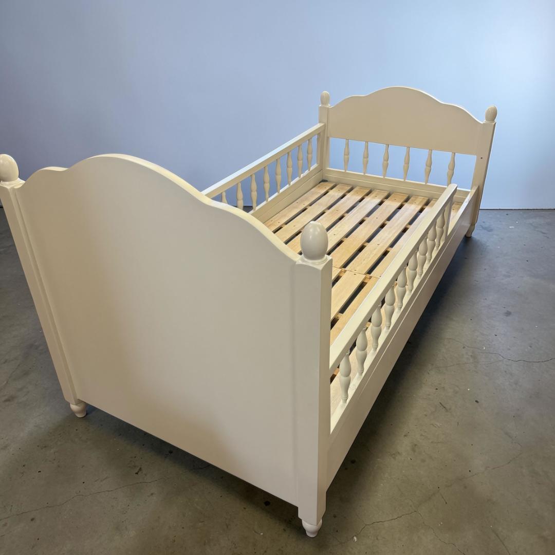 【新品】大人可愛い　アンティーク風　リボンレリーフ　木製ベッド　セミシングル