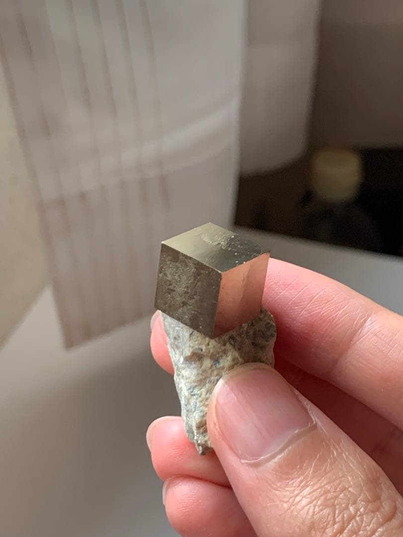 最上級！　パイライト　キューブ型原石　黄鉄鉱　鉱物標本　珍品　水石　根付　翡翠