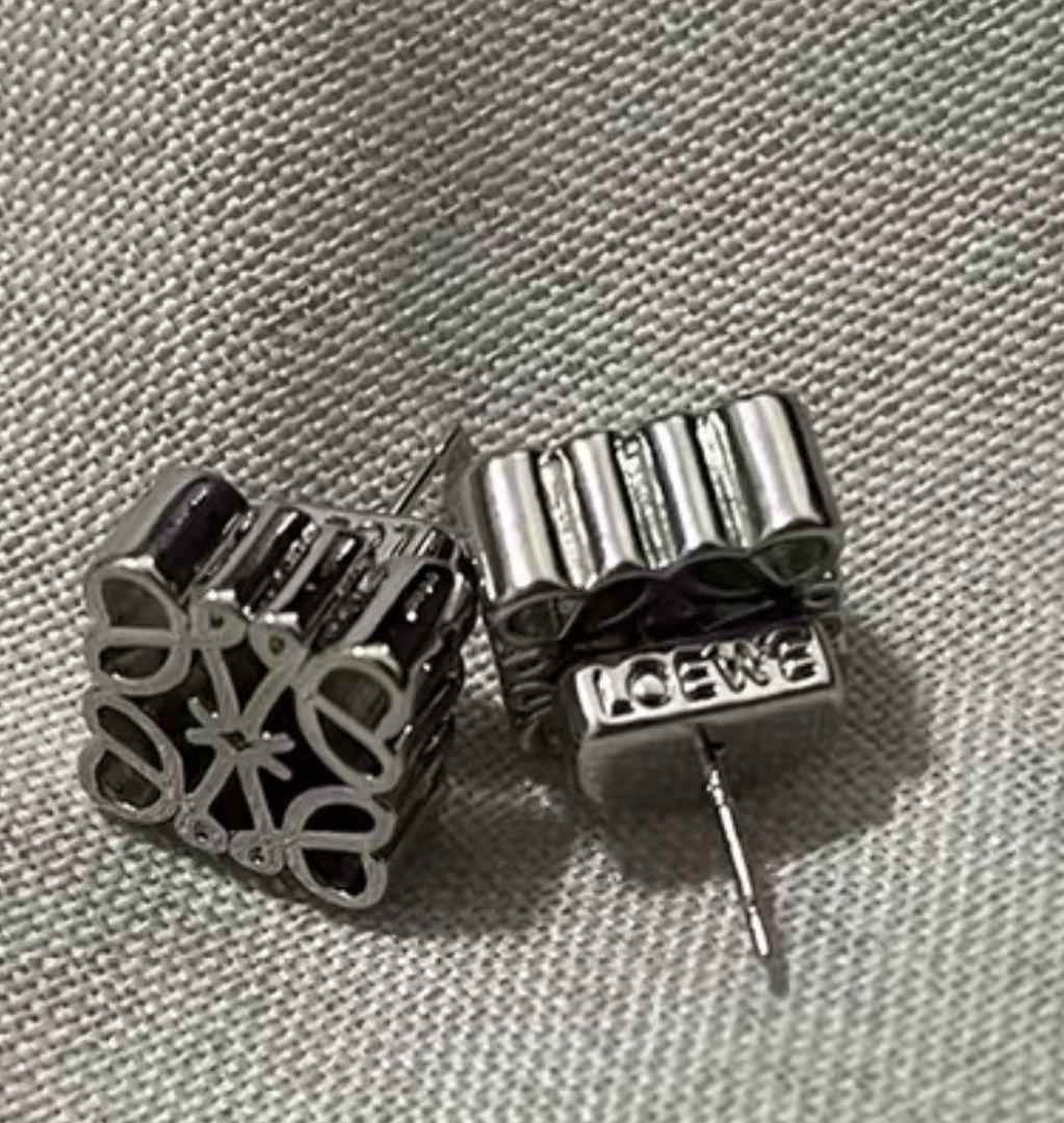 LOEWE アナグラム スクエア ピアス シルバーカラー
