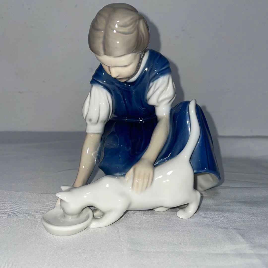 ロイヤルコペンハーゲン　猫にミルクをあげる少女