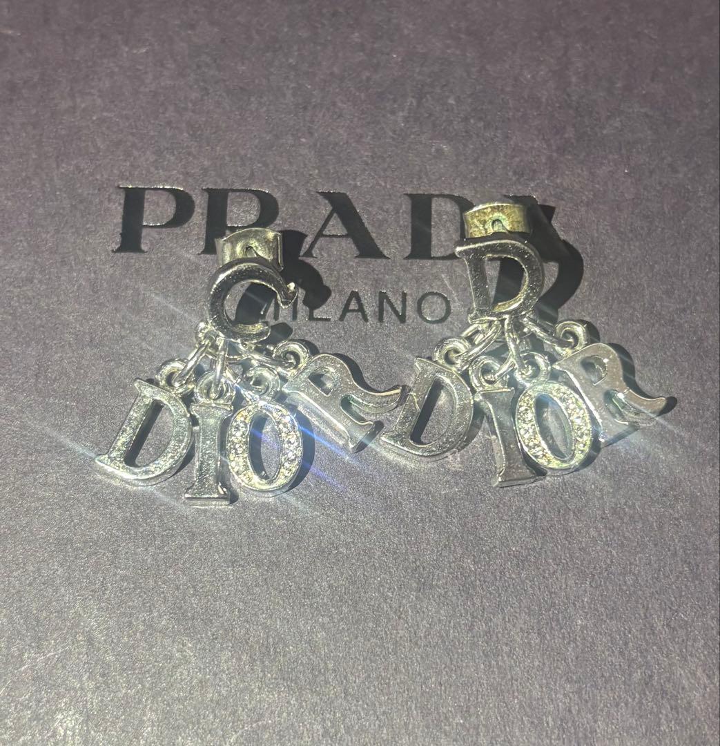 Dior ロゴチャーム シルバーピアス