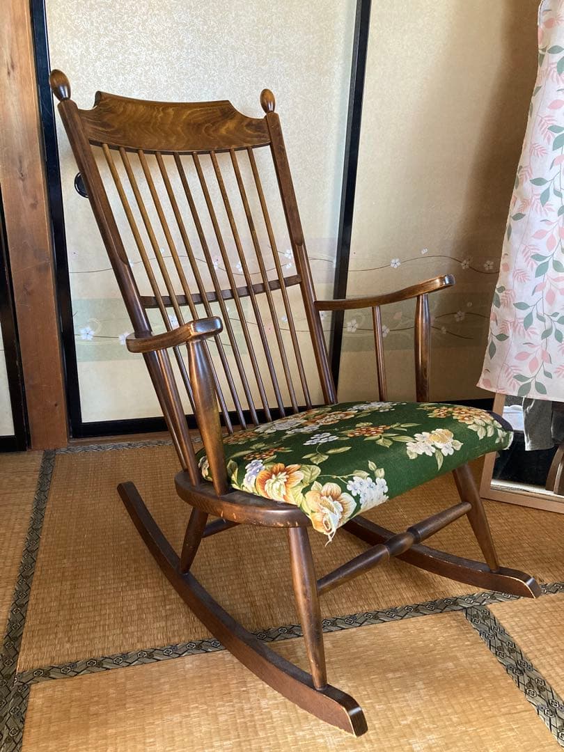 木製ロッキングチェア 花柄クッション付き
