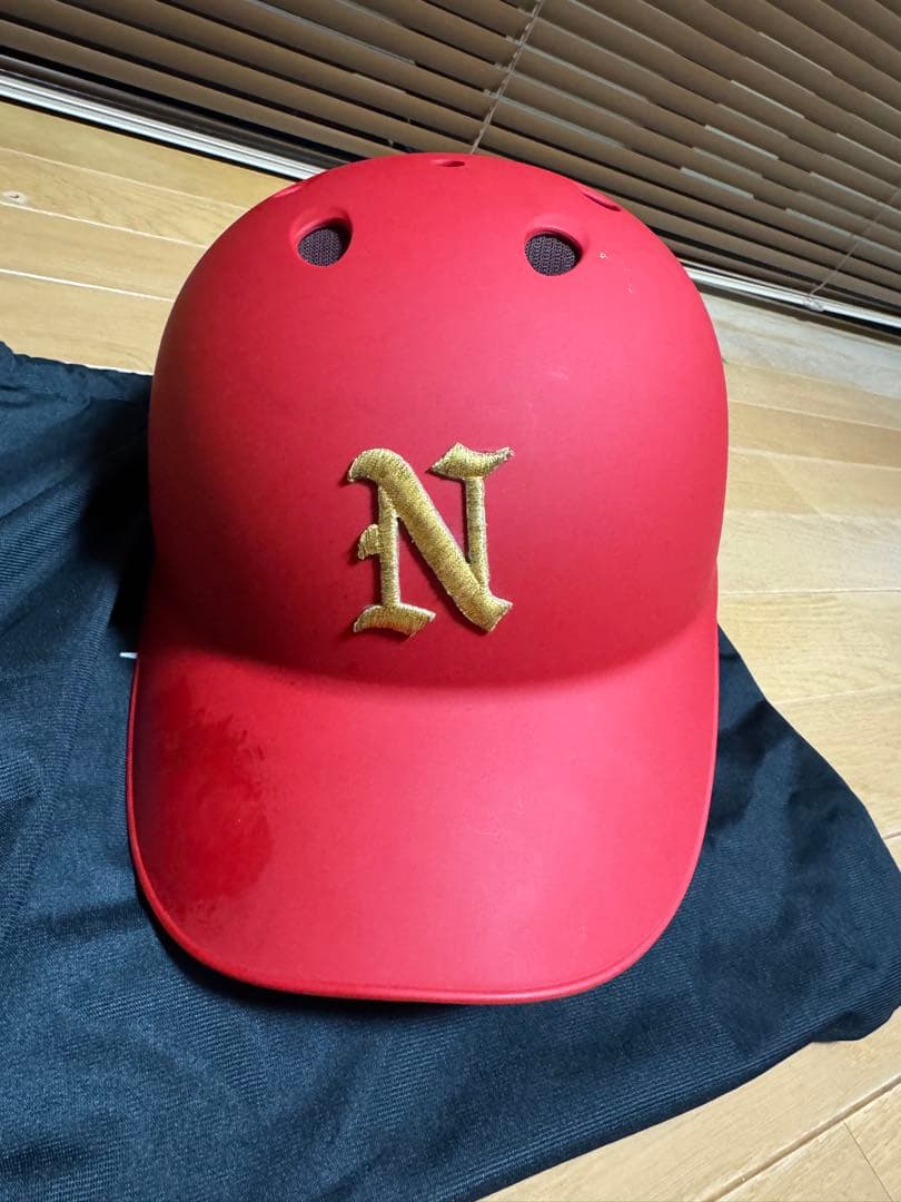 レッドヘルメット Nの刺繍 J.S.B.B.