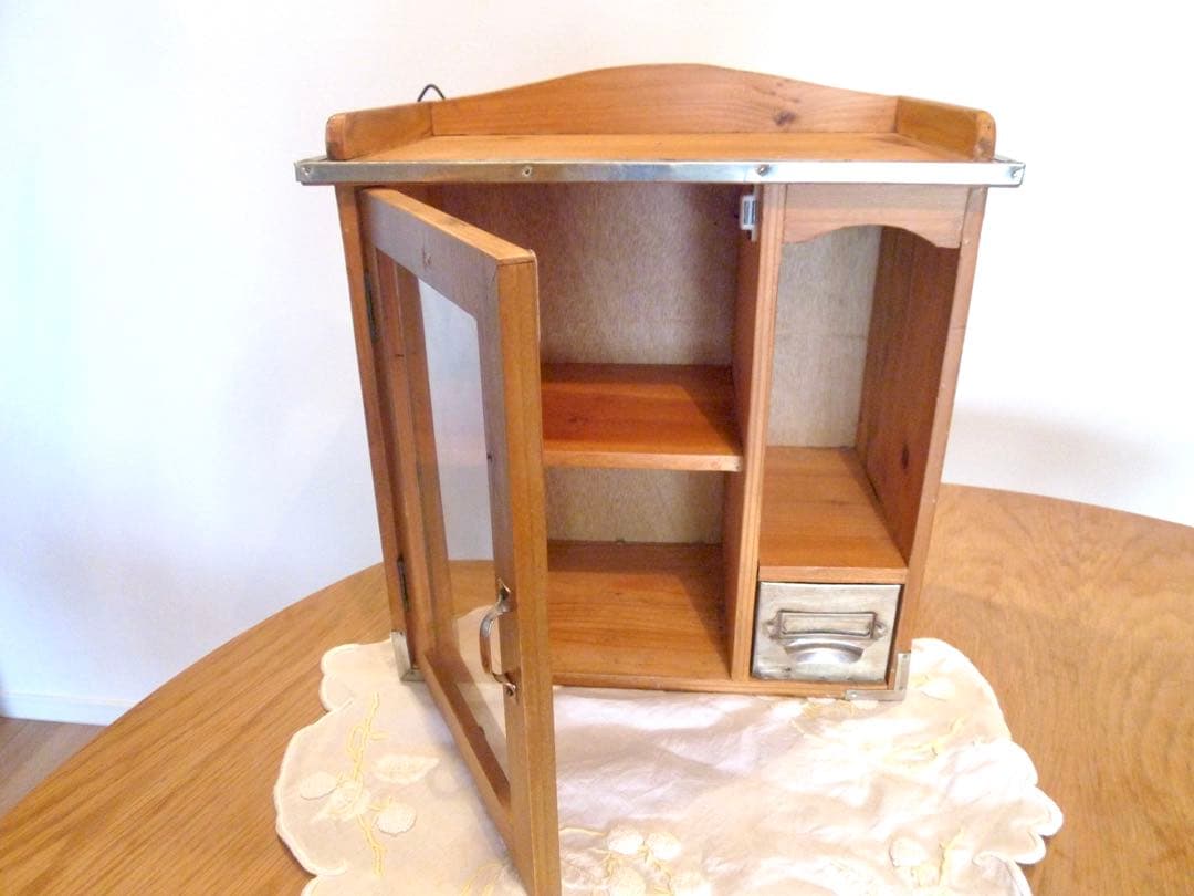 アンティーク風　木製ガラス扉キャビネット