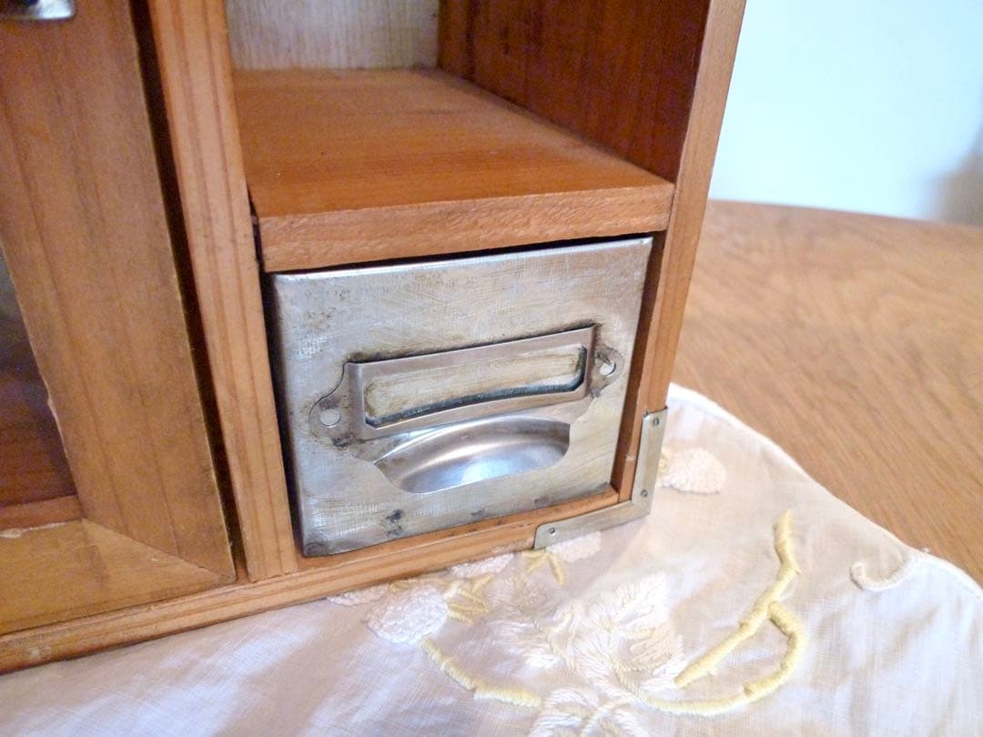 アンティーク風　木製ガラス扉キャビネット