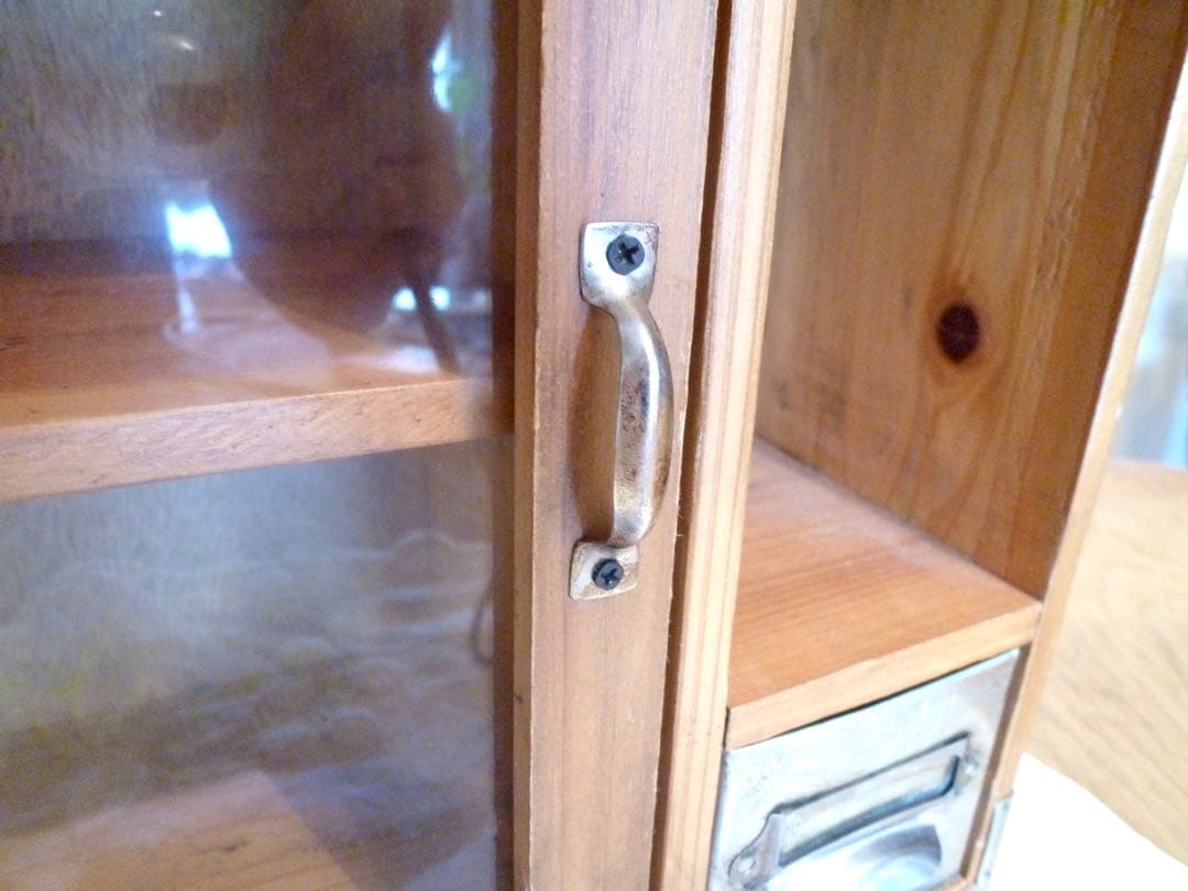 アンティーク風　木製ガラス扉キャビネット