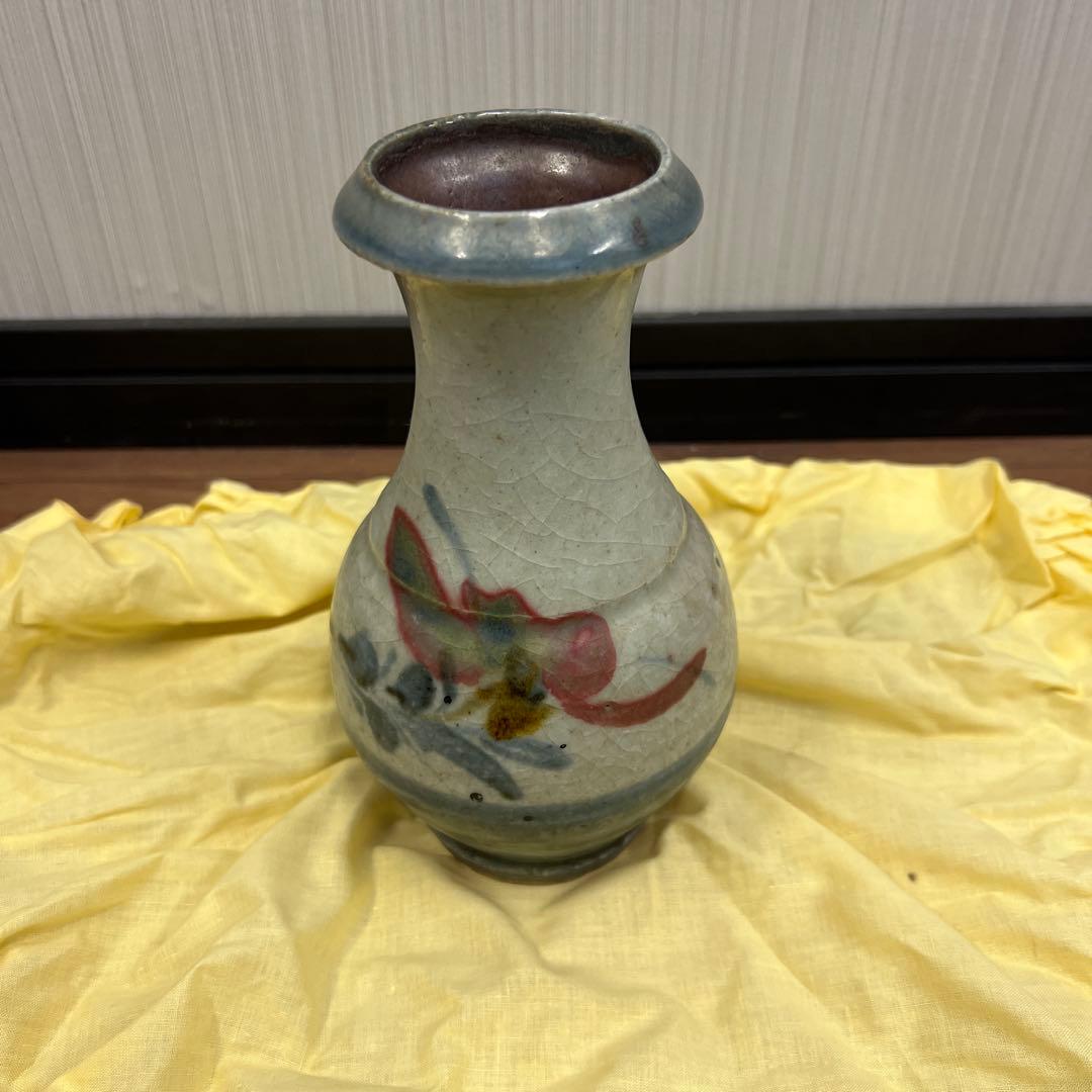 青色と赤色の花の陶器花瓶