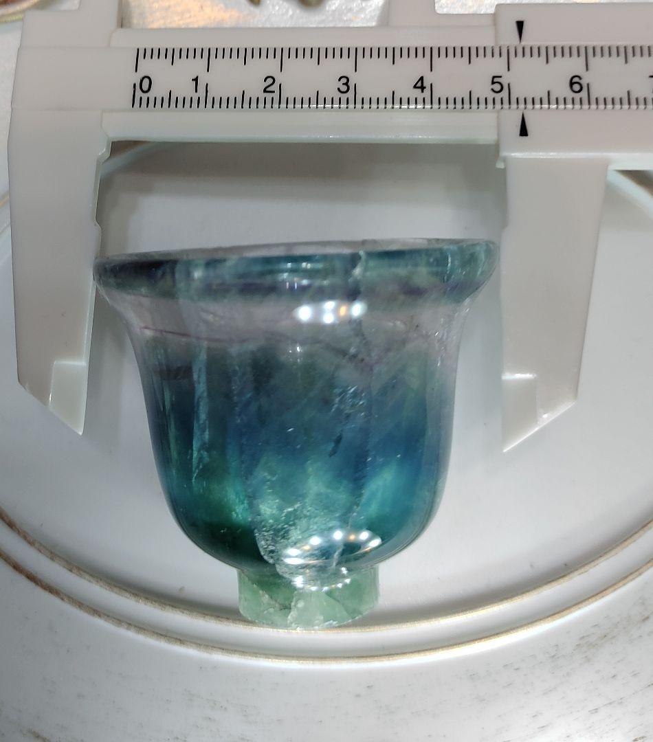 ブルーフローライトを彫刻した器です。