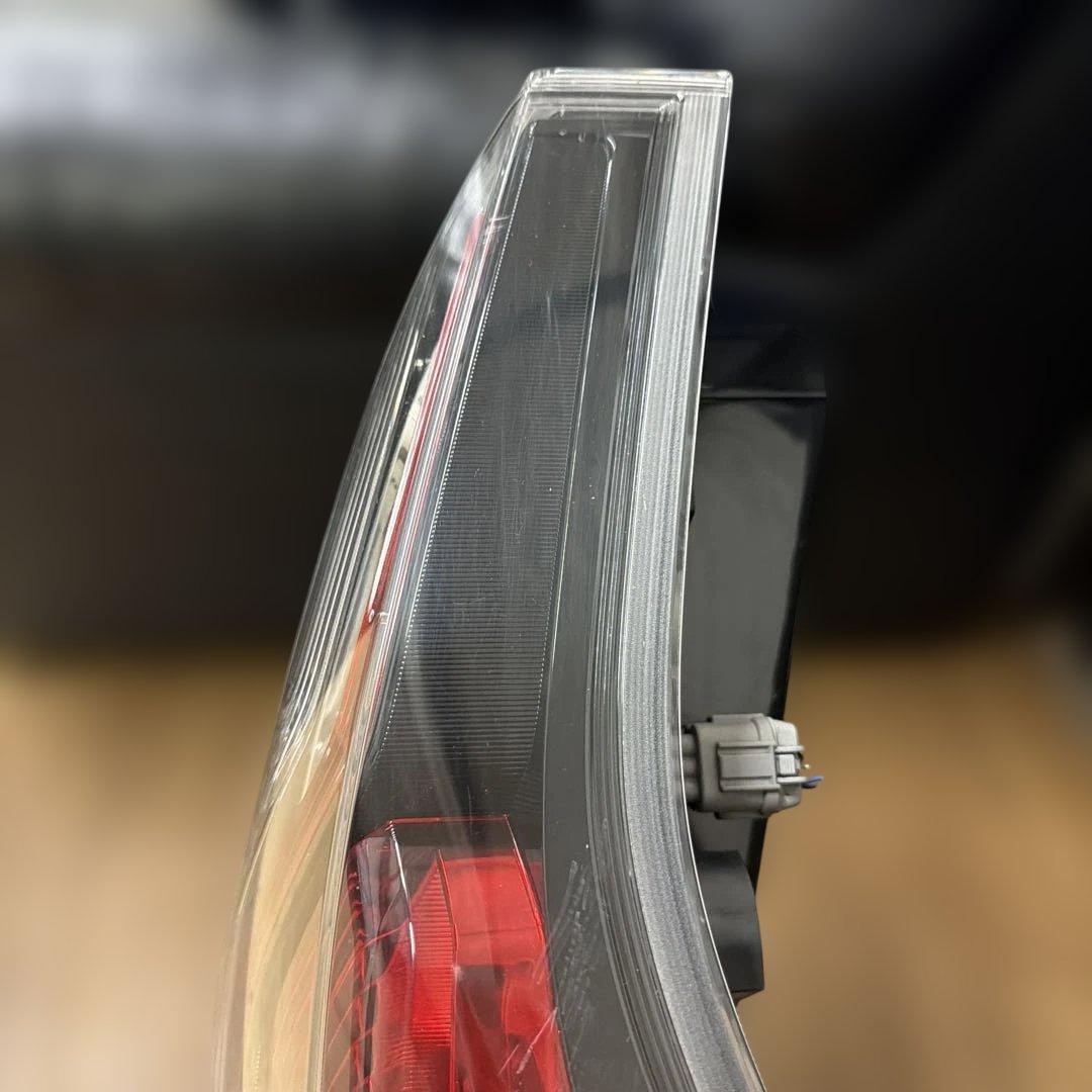 平成28年☆DBA-C27 日産 セレナ 右 テールランプ