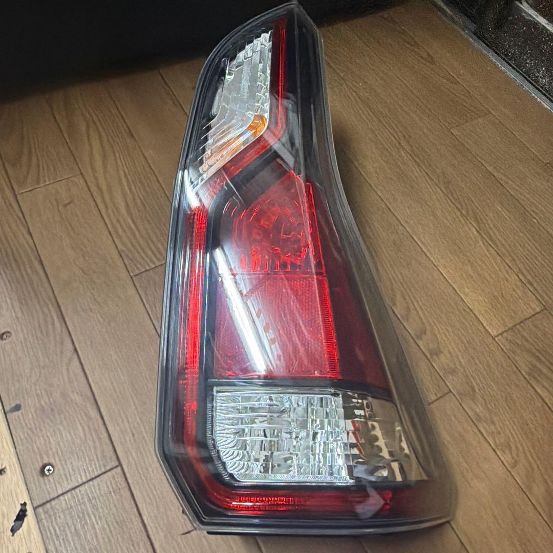 平成28年☆DBA-C27 日産 セレナ 右 テールランプ