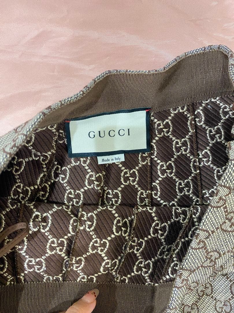 Gucciグッチのロゴ入りスカート