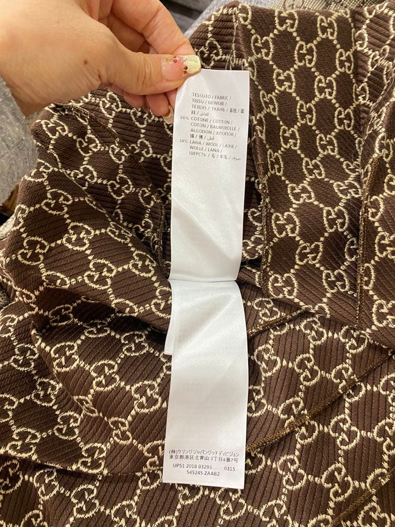 Gucciグッチのロゴ入りスカート