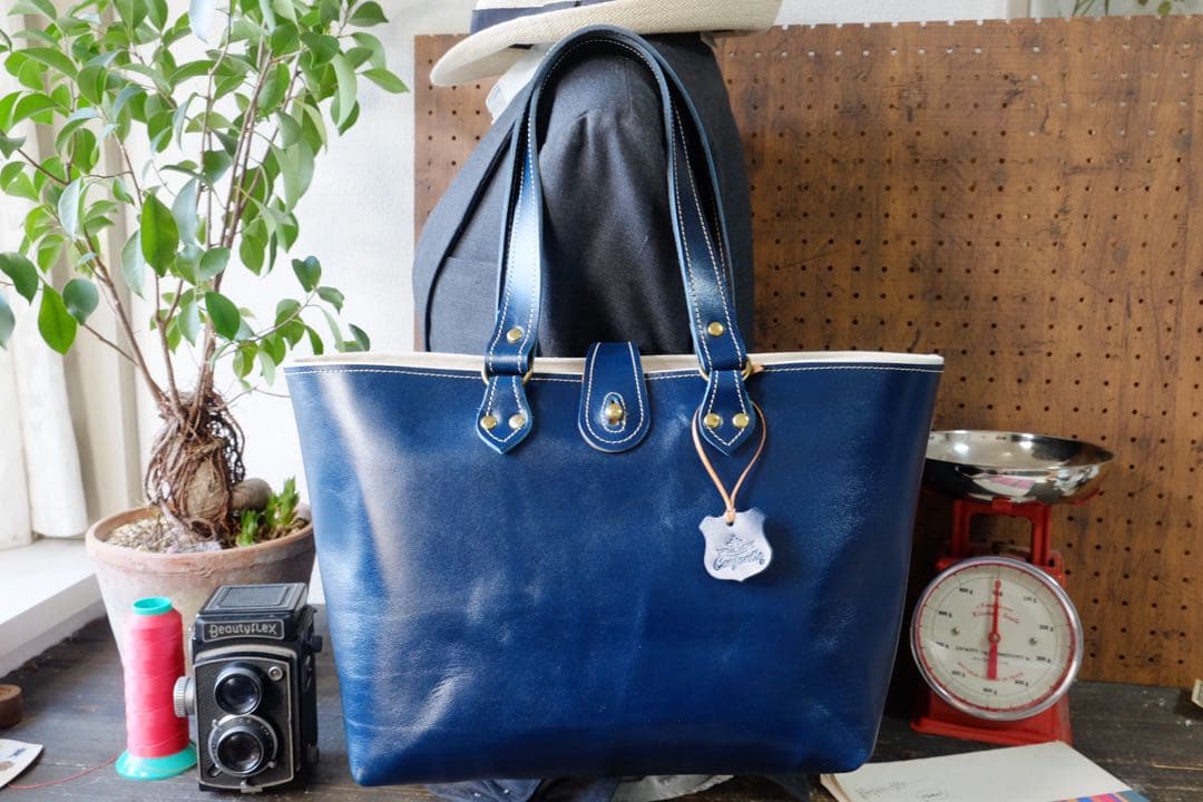 イタリア産グロスネイビーブルー牛革レザートートバッグ　Lサイズ　ハンドメイド紺青