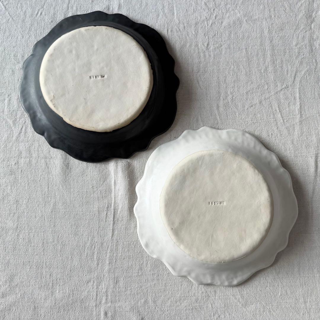 井山三希子さん　レリーフプレート　26cm 白・黒