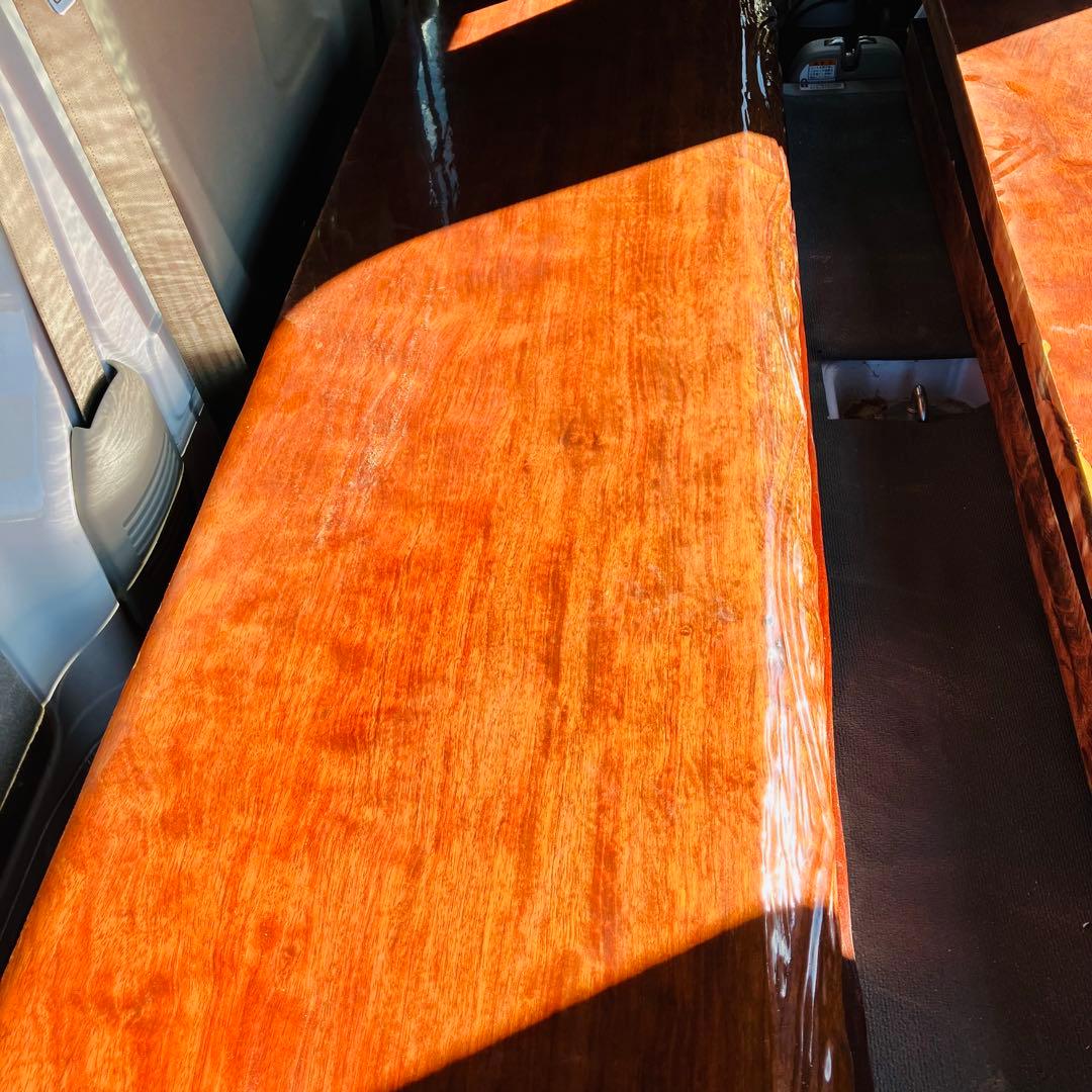 光沢仕上げの木製座卓