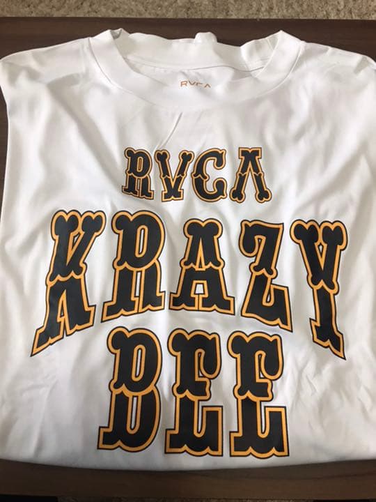 RVCAとCrazy Bee  白Tシャツ 長袖