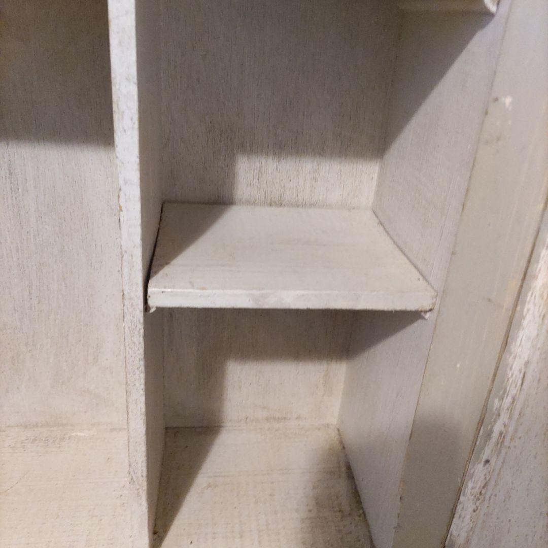 グレーの木製扉付き収納ボックス