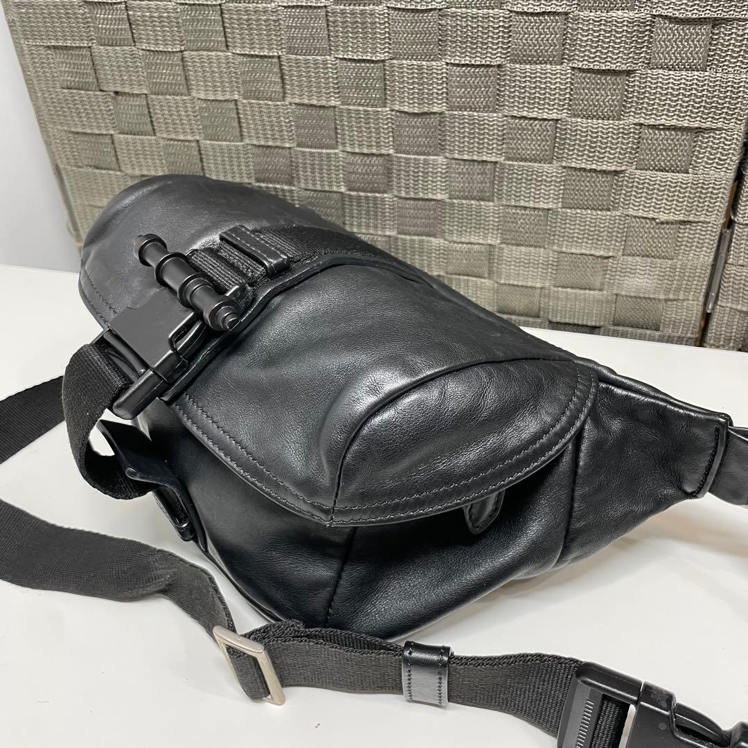 で*ー様 GIVENCHY レザー　ブラック ボディバッグ