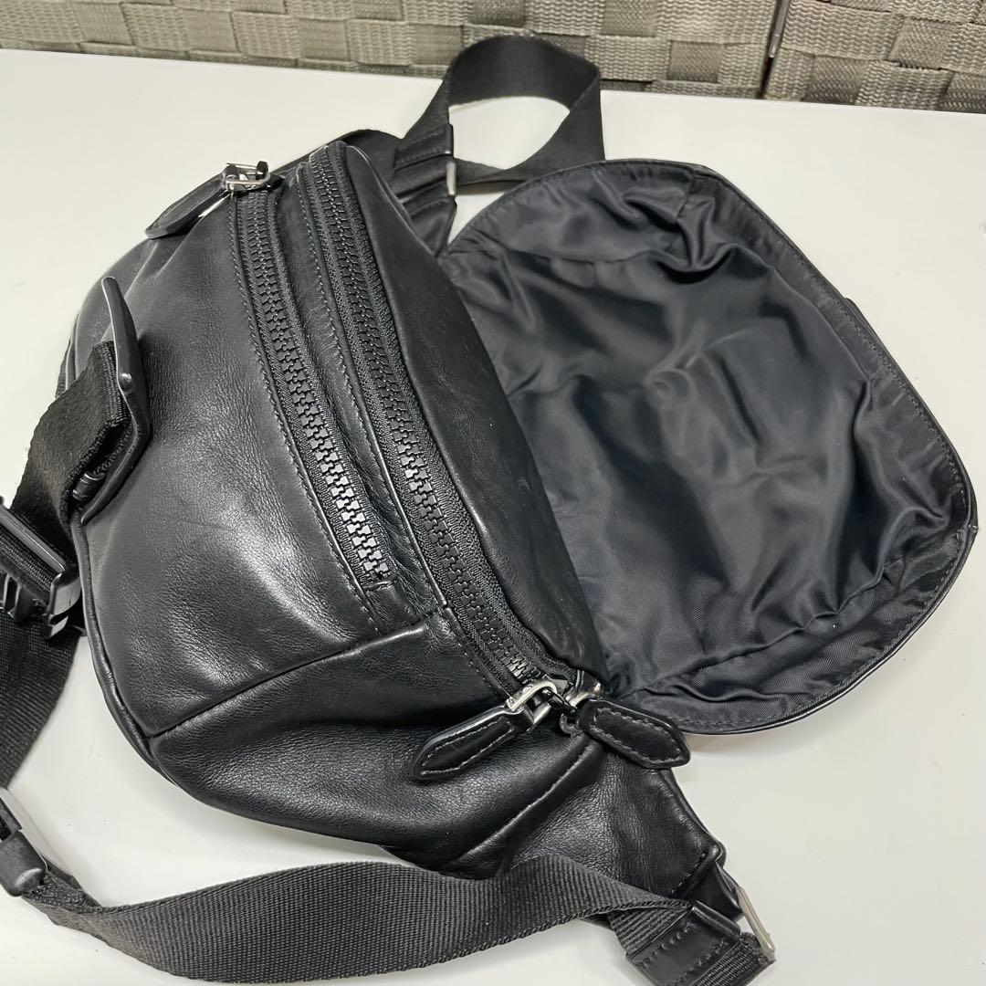 で*ー様 GIVENCHY レザー　ブラック ボディバッグ