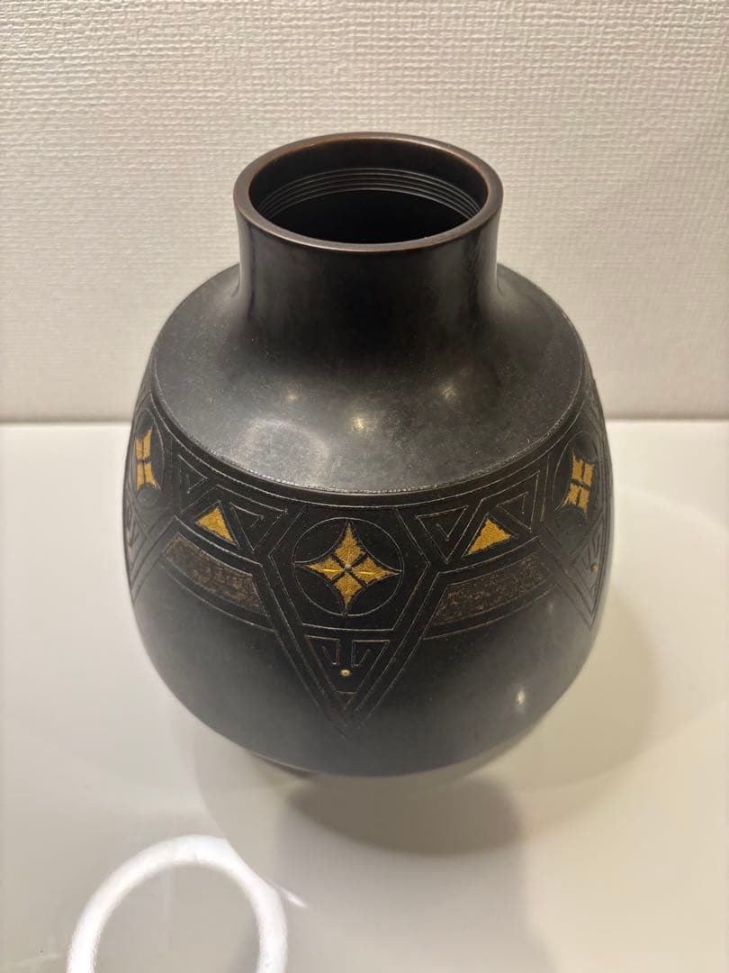 黒色の金装飾の骨董品