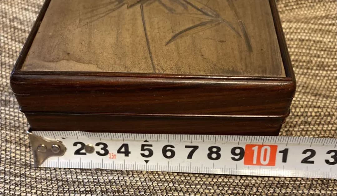 唐木、紫檀材小物入れ、有田利章の板金彫刻