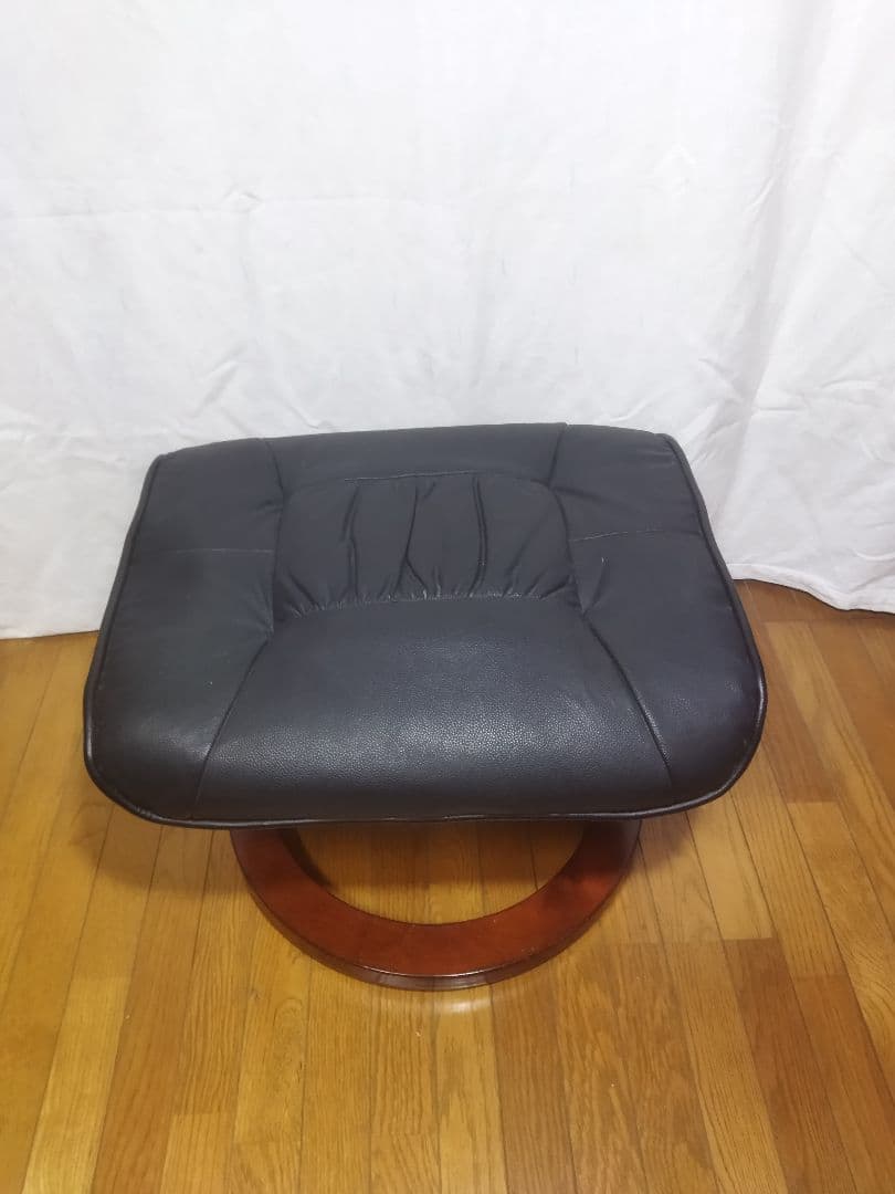 黒い牛革製オットマン