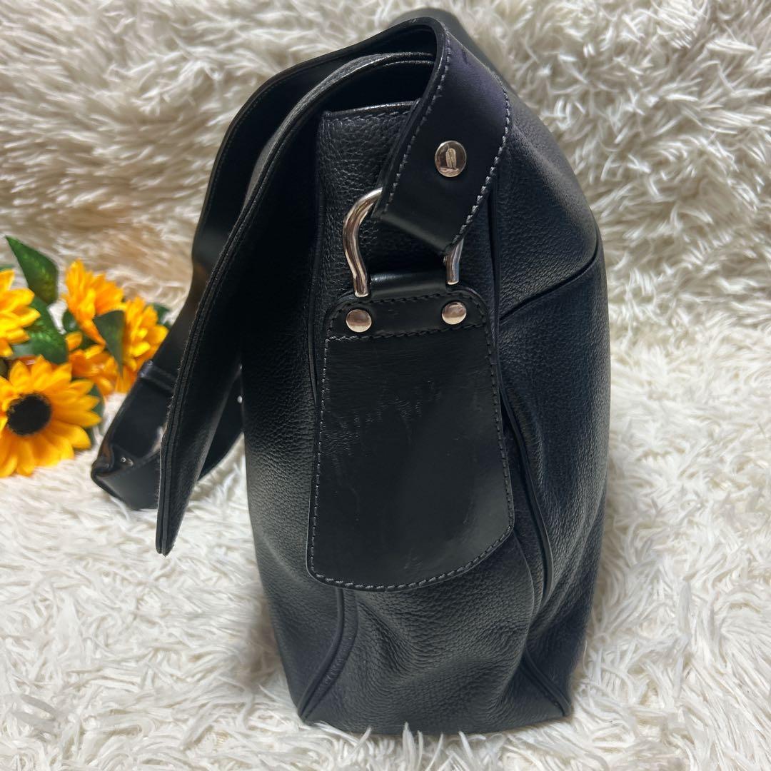 Salvatore Ferragamo フェラガモ　黒　革　メッセンジャーバッグ