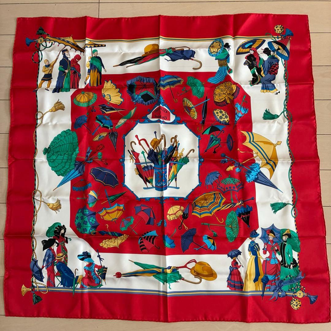 Hermès シルクスカーフ 赤色 多彩なイラスト