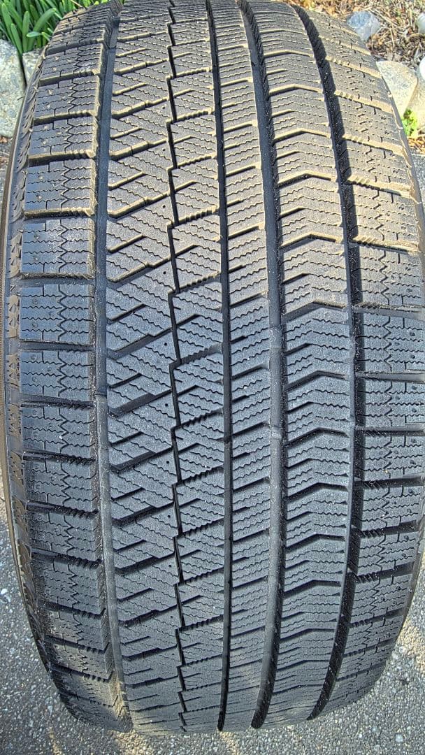 即日発送中古タイヤ2本（2組目）BLIZZAK VRX2 225/50R17