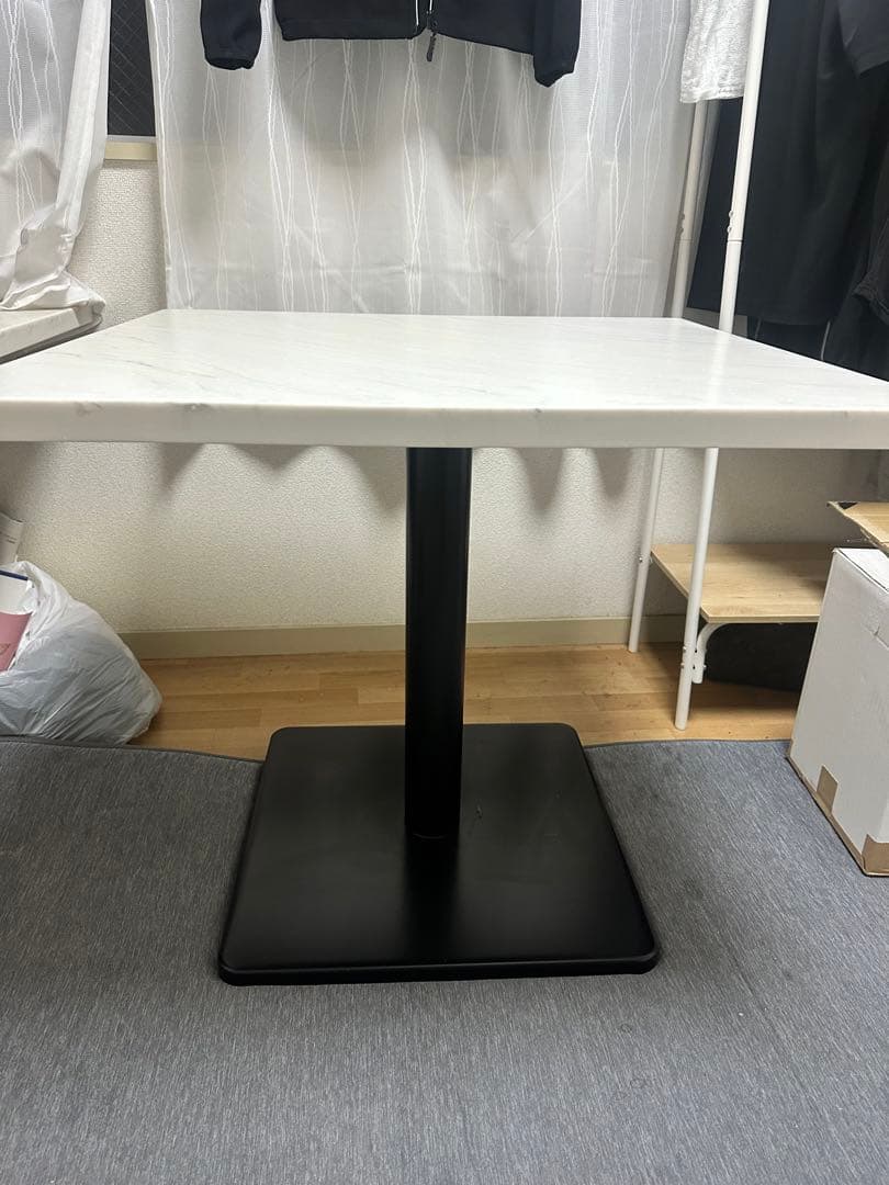 ホワイトマーブル調人工石テーブル2台