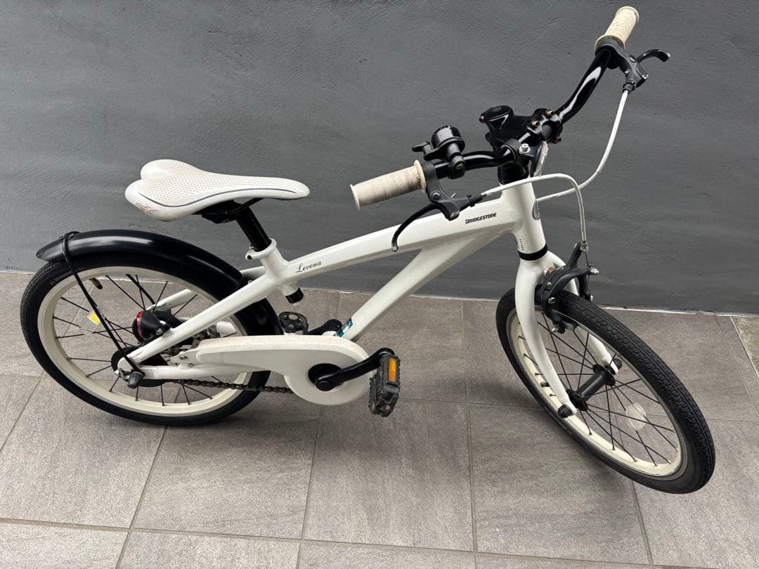 【世田谷区直接引渡希望】ブリヂストン　レベナ　ホワイト　18インチ