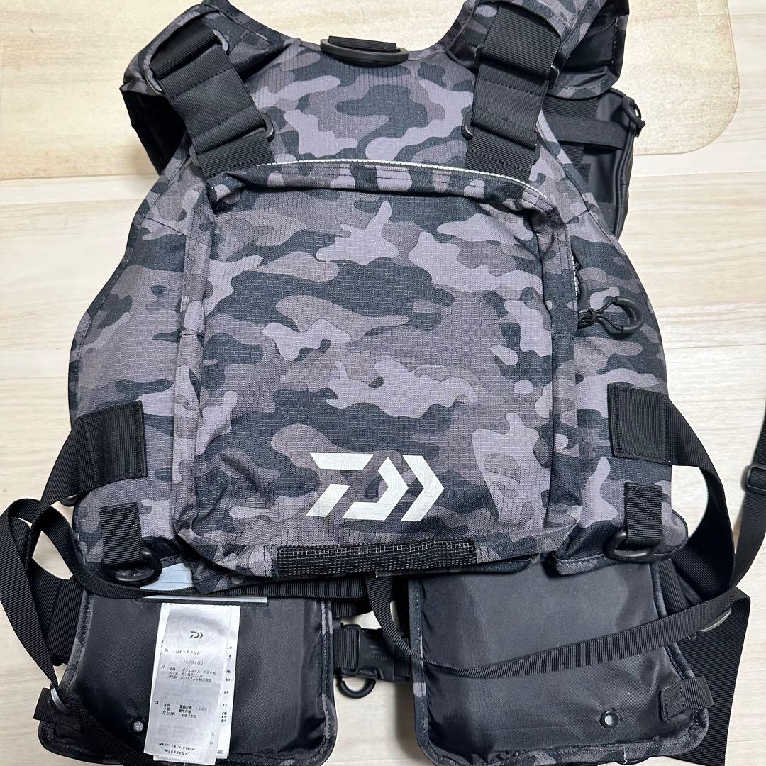 美品　ダイワ　DAIWA フローティングベスト　ブラックカモ　DF-6206