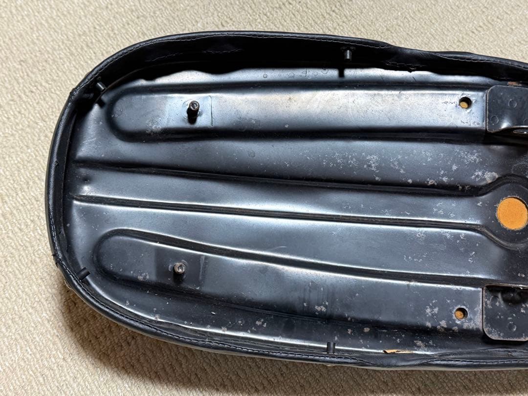 YB-1 four ua05j 純正シート 破れあり