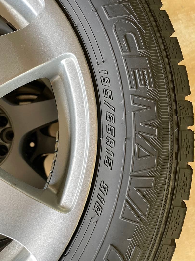 スタッドレスタイヤ、ホイール195/65R15 4本セット