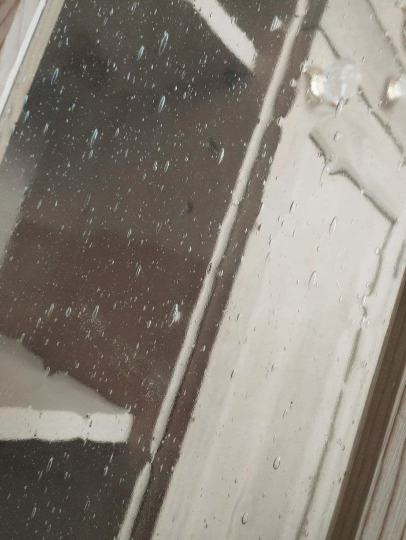 ★素朴な古い木肌のハイチェスト・気泡ガラス入りの扉・ガラス取っ手・北欧／節あり