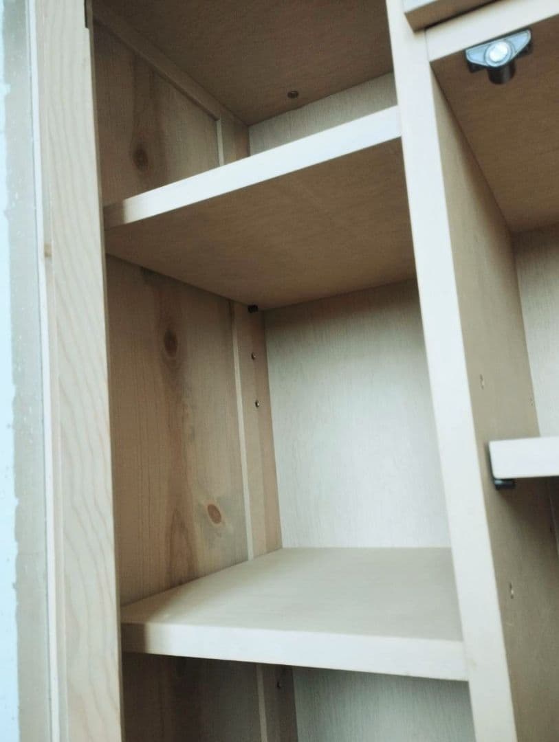 ★素朴な古い木肌のハイチェスト・気泡ガラス入りの扉・ガラス取っ手・北欧／節あり