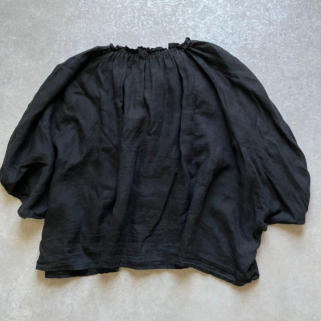 完売品 ネストローブ リネンVネックフリルブラウス 黒 ウォッシャブル
