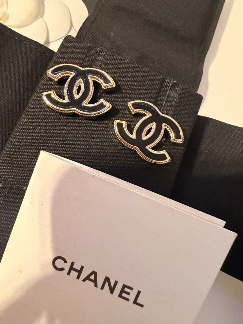 CHANEL ココマーク ピアス ブラック/ゴールド　25C