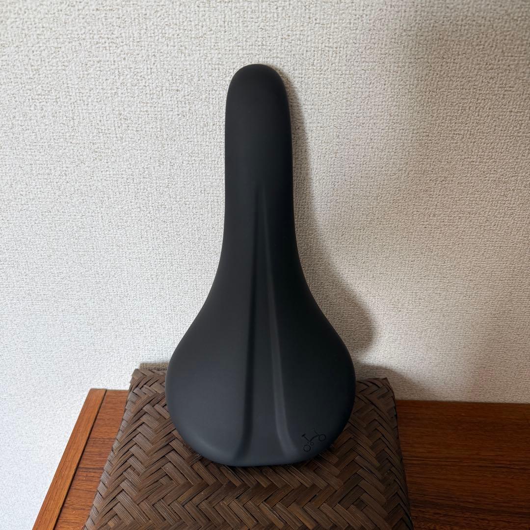 Ergonomic Grips とSuperlight Saddle サドル