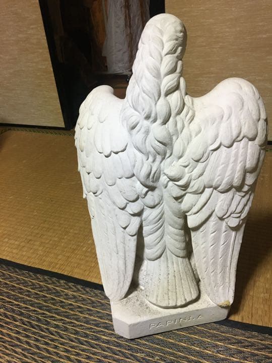 砂岩　鷹のオブジェ