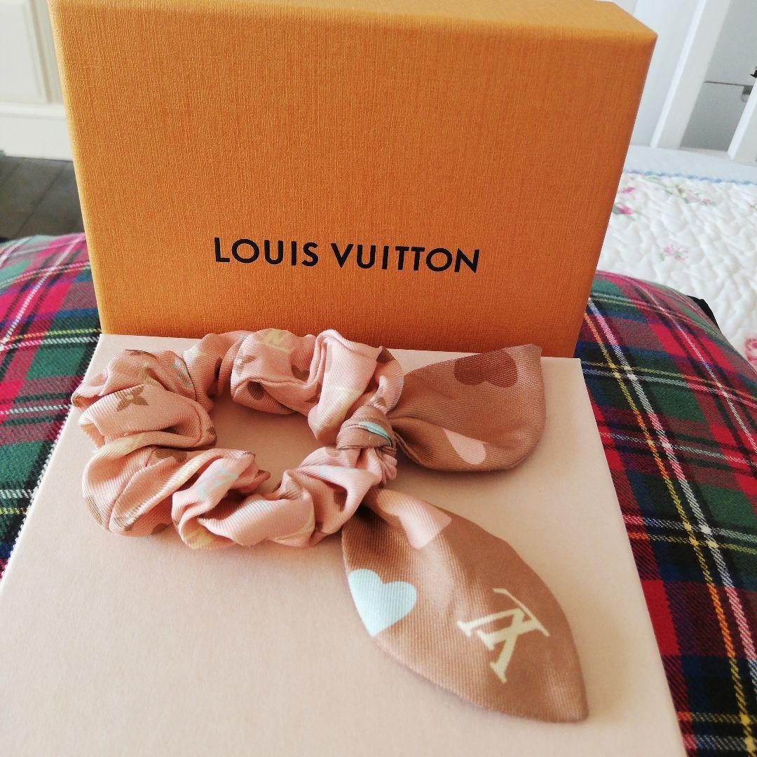 LOUIS VUITTON シュシュ ベージュ。可愛いい色合いです。