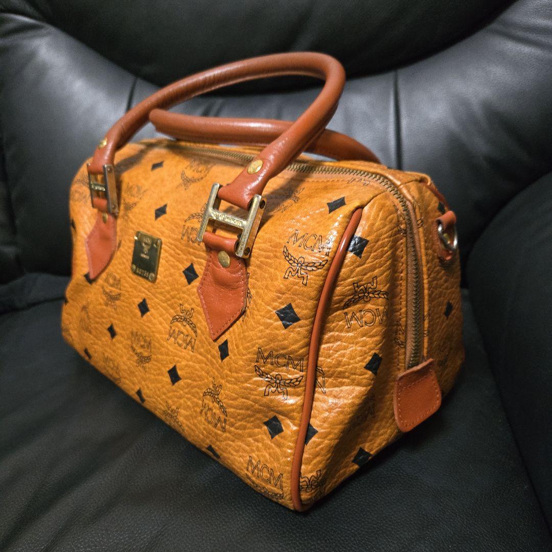 MCM ロゴ入りブラウンレザーボストンバッグ