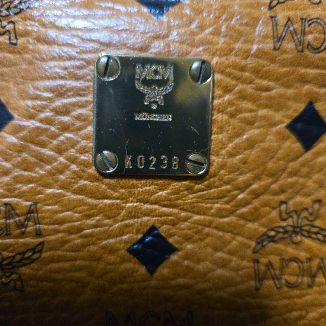 MCM ロゴ入りブラウンレザーボストンバッグ