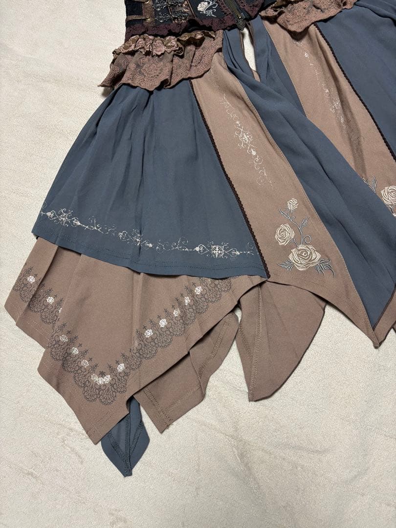 新品☆ オッズオンオネストのバラ刺繍入りコルセットスカート（オーバースカート）