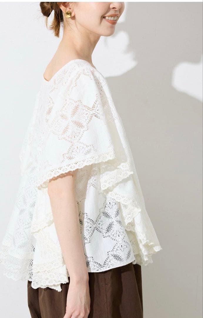 SLOBE IENA レースフリルVネックブラウス　ナチュラル