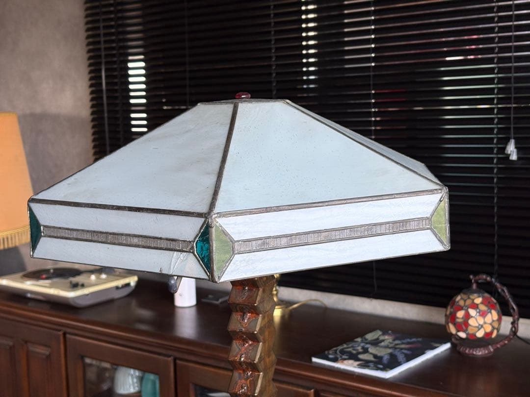 ステンドグラス　ルームランプ　ジグザグ支柱　個性的　レトロ　スタンドライト　In